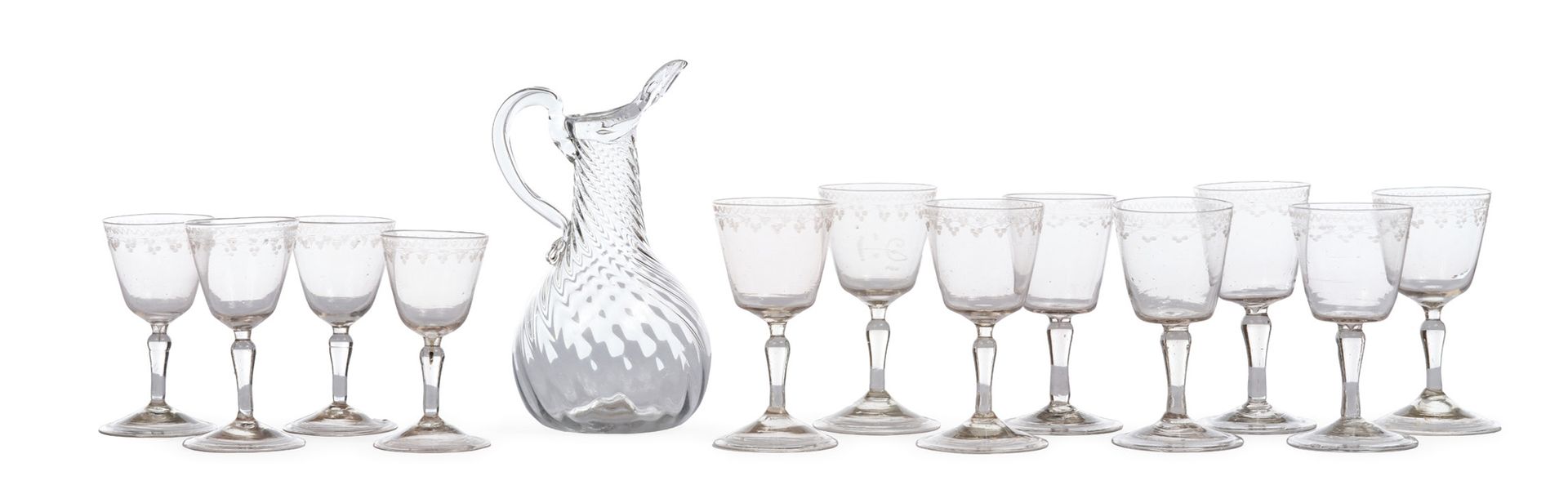 Null 一组由八个大杯子和四个小杯子组成的玻璃杯，蕨类玻璃，漂亮的透明度，截顶的圆锥杯上刻有酒轮，杯脚有折边。
法国，18世纪。
高度：12至14厘米
边缘直&hellip;