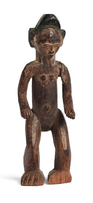Null 罕见的小型木雕雕像，一个带着传统头饰的年轻裸体女人。抛光的木材。
加蓬，普努，19世纪末。
高度：13.5厘米
(手臂被粘在后面，一只脚缺失)
来源：&hellip;