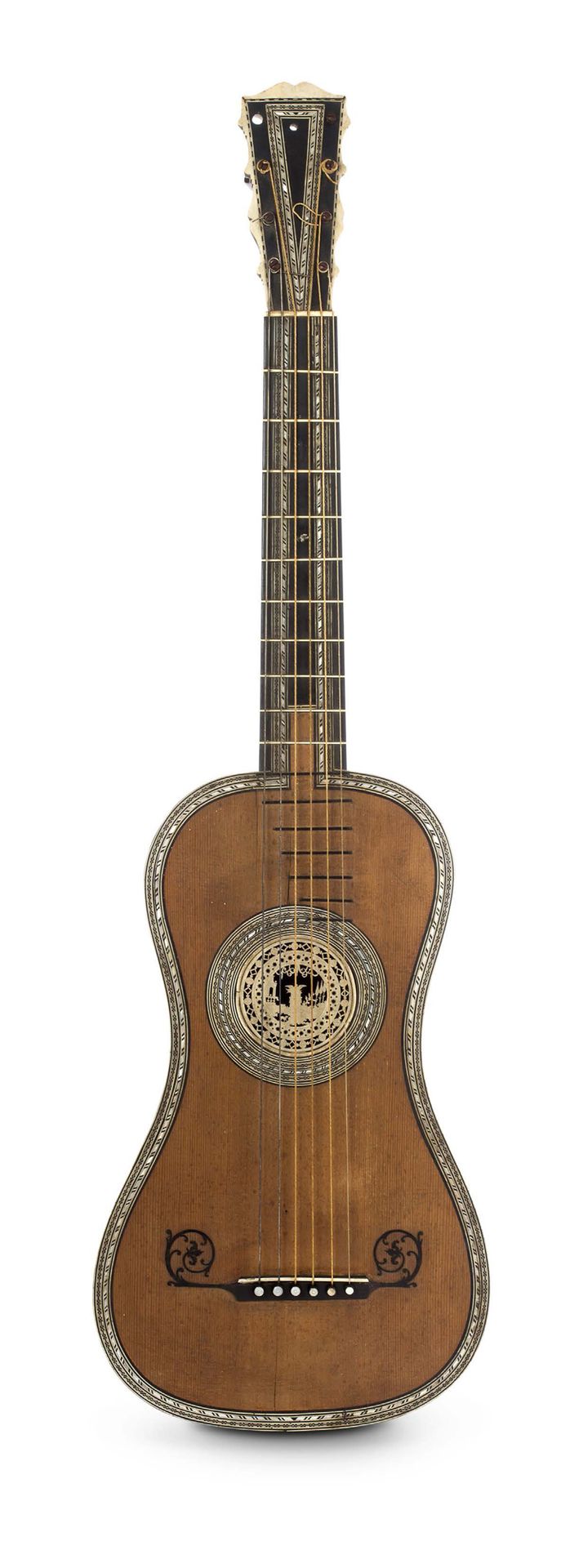 Null 一把TRIANON吉他 被称为 "en bâteau "的罕见吉他，果木琴身装饰有象牙和乌木细丝，桌子是美丽的紧密纹理的云杉木，巴黎开心果和一个非凡的&hellip;