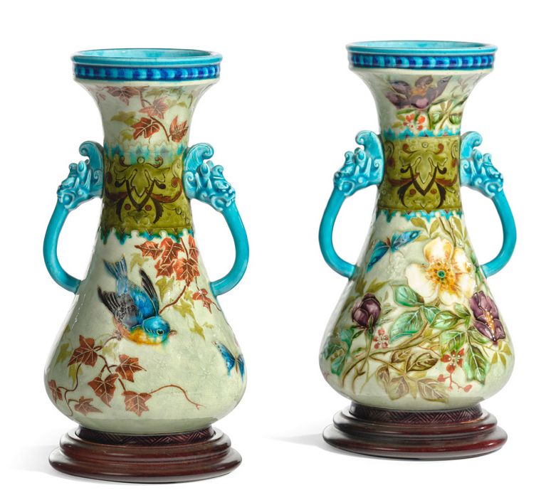 THÉODORE DECK (1823-1891) 一对陶瓷花瓶，呈柱状，每个花瓶都有两个手柄，上面有绿松石背景的龙头。饰有花、鸟和蝴蝶。绿松石色的内部。
底部&hellip;