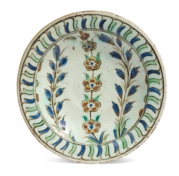 Null [IZNIK]
一个硅质陶瓷 "tabak "盘，用多色装饰，上面有壁花，边上有两个金银花的花茎。绿色和蓝色鳞片的多色边界。
伊兹尼克，17世纪初。
&hellip;