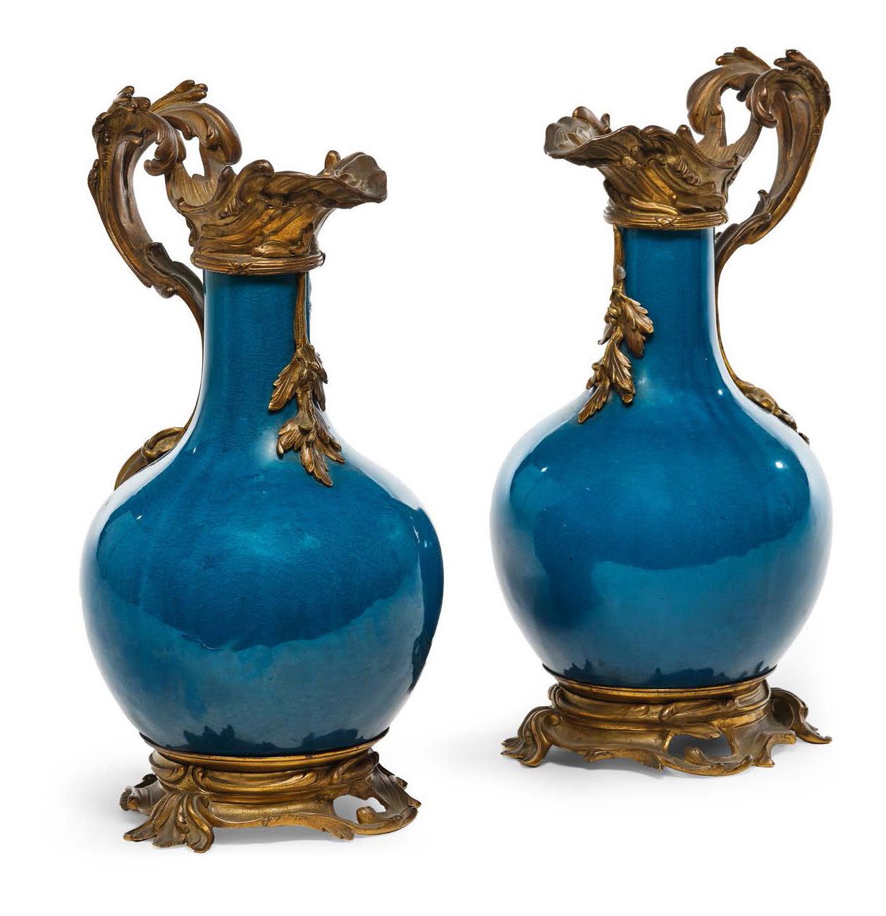Null PAIRE D'AIGUIÈRES aus türkisblauer Keramik mit einer bedeutenden ziselierte&hellip;