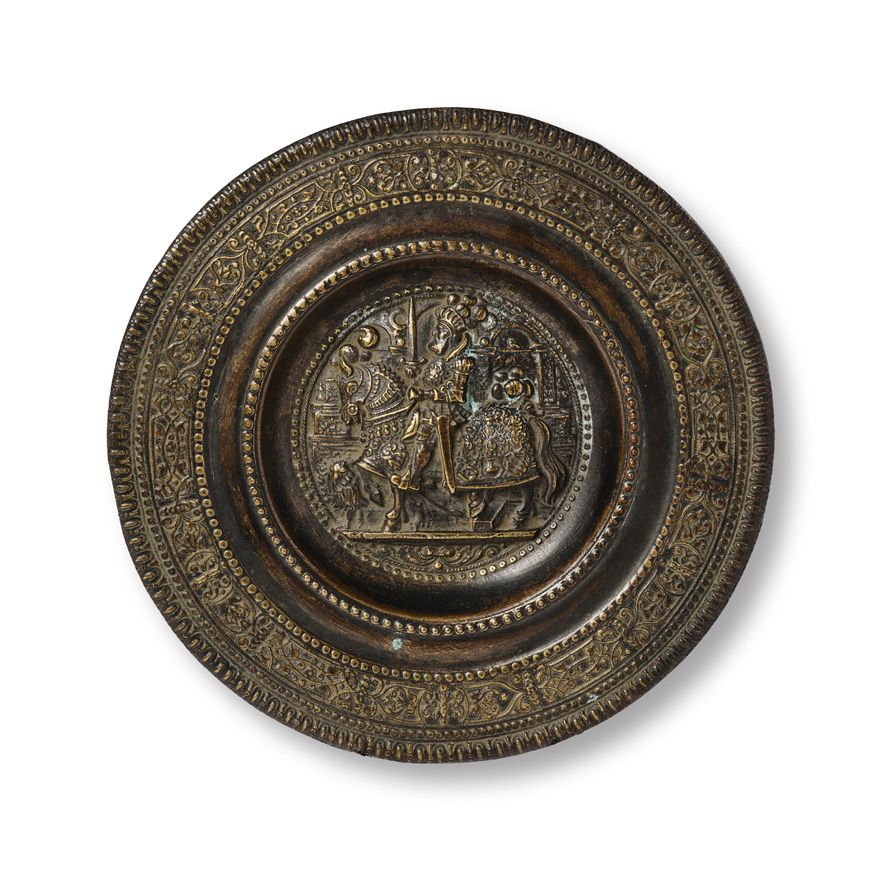Null 一件纽伦堡PATENNA，青铜材质，带有奖章光泽。脐部显示一个身穿阅兵式盔甲的骑手的轮廓，翅膀上装饰着怪异的叶子。德国，17世纪。
直径：16,8厘米&hellip;