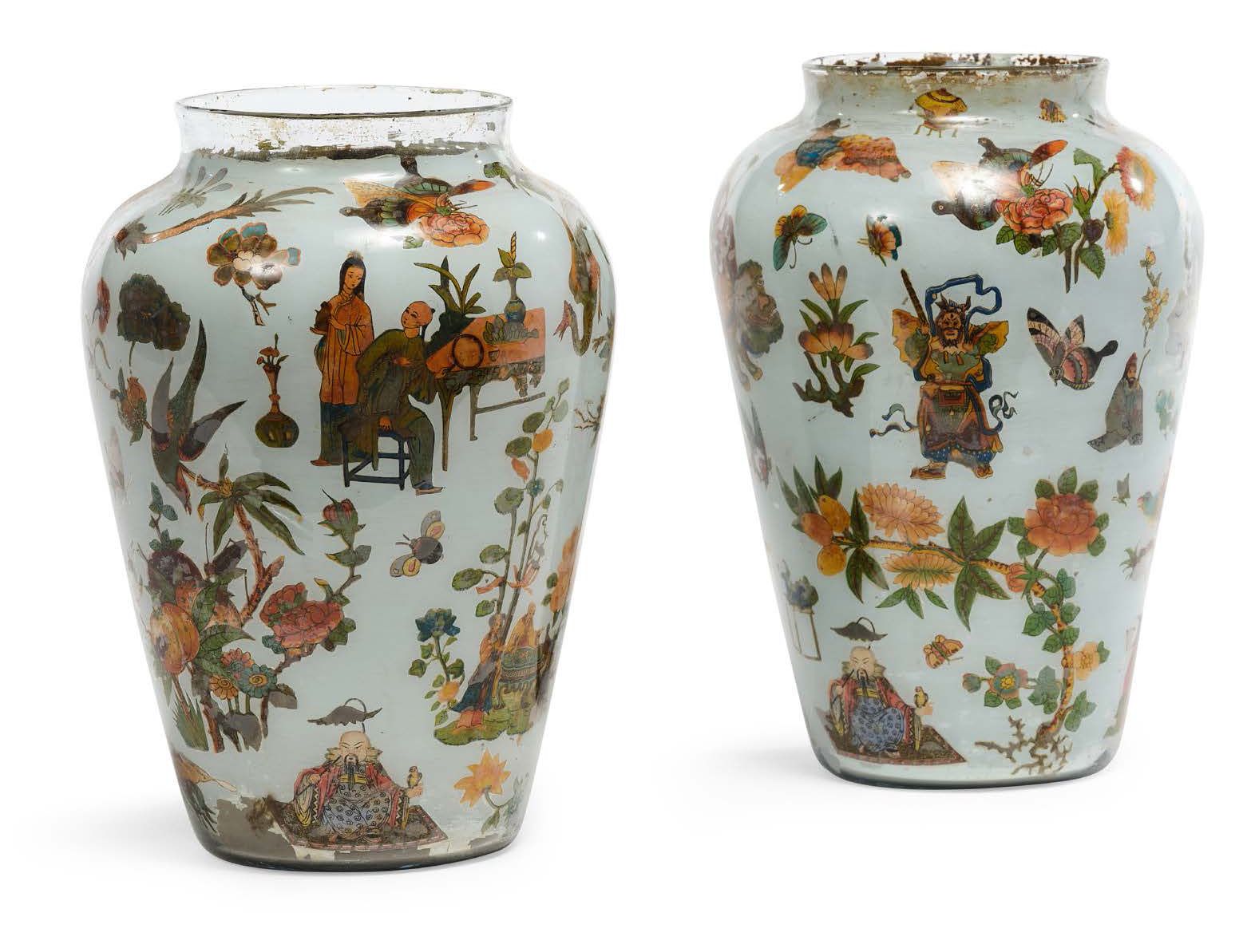 Null 一对玻璃罩的固定瓶，奶油色背景上有多色的中国雕刻，是所谓的 "陶器 "风格。制作图里的贫穷艺术。都灵，18世纪。
高度：30厘米 - 宽度：20厘米（&hellip;