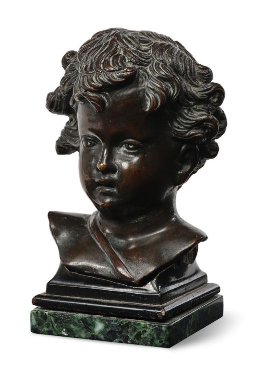 Null 一件棕色铜质的儿童头像，可能是代表施洗者圣约翰的儿童。可能是意大利，18世纪。
高度：13.5厘米 - 宽度：9厘米 深度：7厘米 在一个木质和绿色大&hellip;