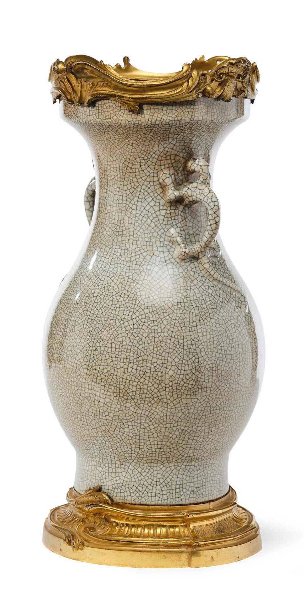 Null 一个罕见的中国裂纹或 "truitée "瓷器巴鲁斯特拉瓶，手柄为蜥蜴形状。它被放置在一个带有运河和刺桐叶的铜制凹槽和镀金底座上。颈部被一个带有刺绣叶&hellip;