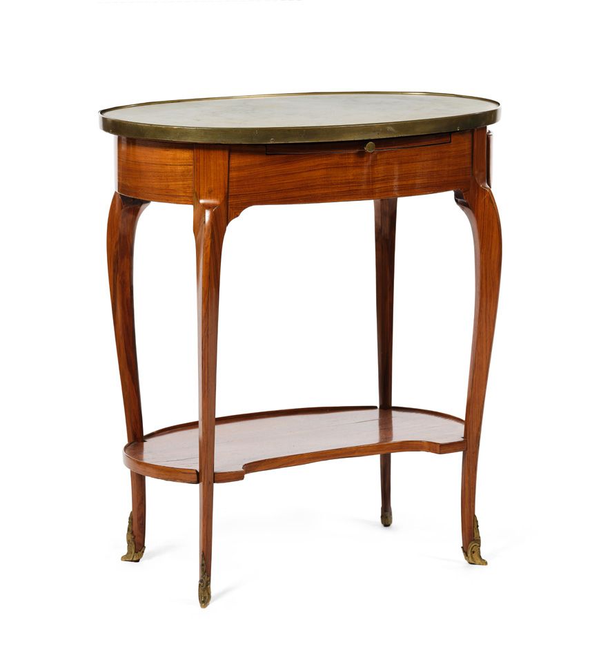ATTRIBUÉ À LÉONARD BOUDIN (1735 - 1804) Petite table de salon ovale de forme rog&hellip;