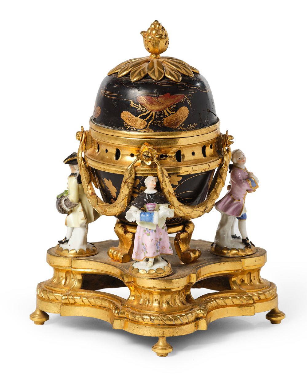 Null 一个卵形的日本漆器烛台，上面有三个多色的萨克森瓷器和鎏金铜像。18世纪。
高度：21厘米 - 宽度：16厘米（小事故）
出处
前Kasic & Vac&hellip;