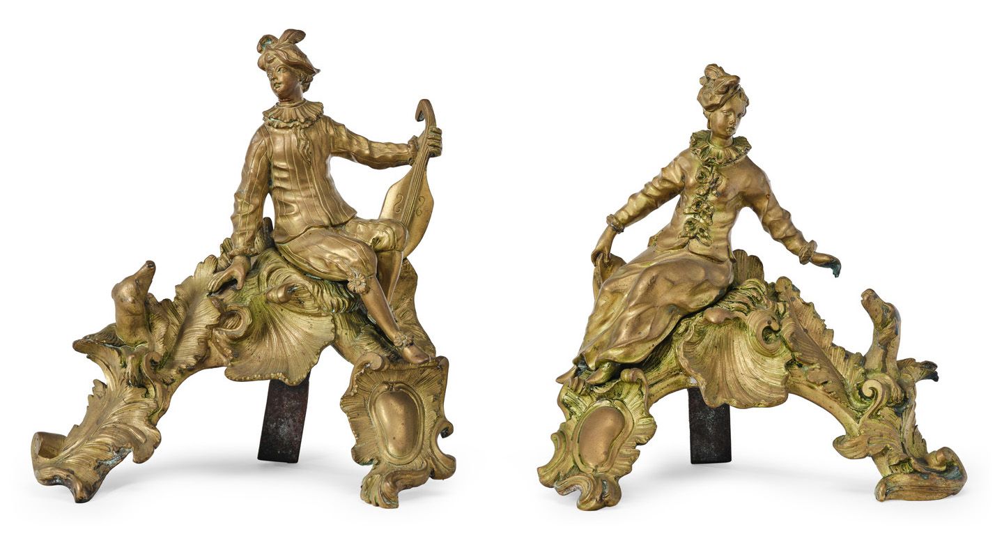Null PAIRE DE CHENETS « À L'ESPAGNOLETTE » en bronze ciselé et doré figurant un &hellip;