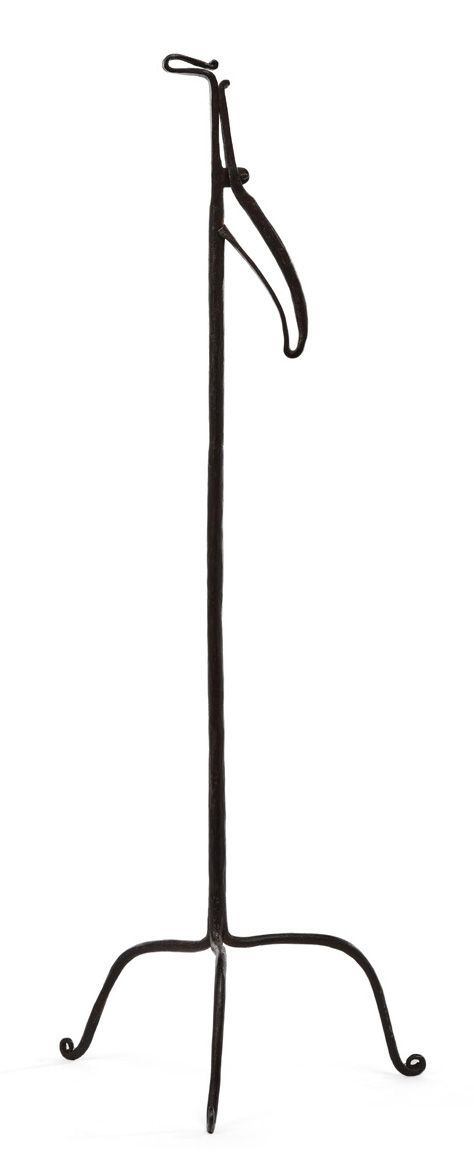 Null 一个锻铁的TRIPOD CHANDELIER。钳子的握柄是一个Corbin喙，腿的末端是小卷轴。法国，16世纪末。
高度：66厘米
