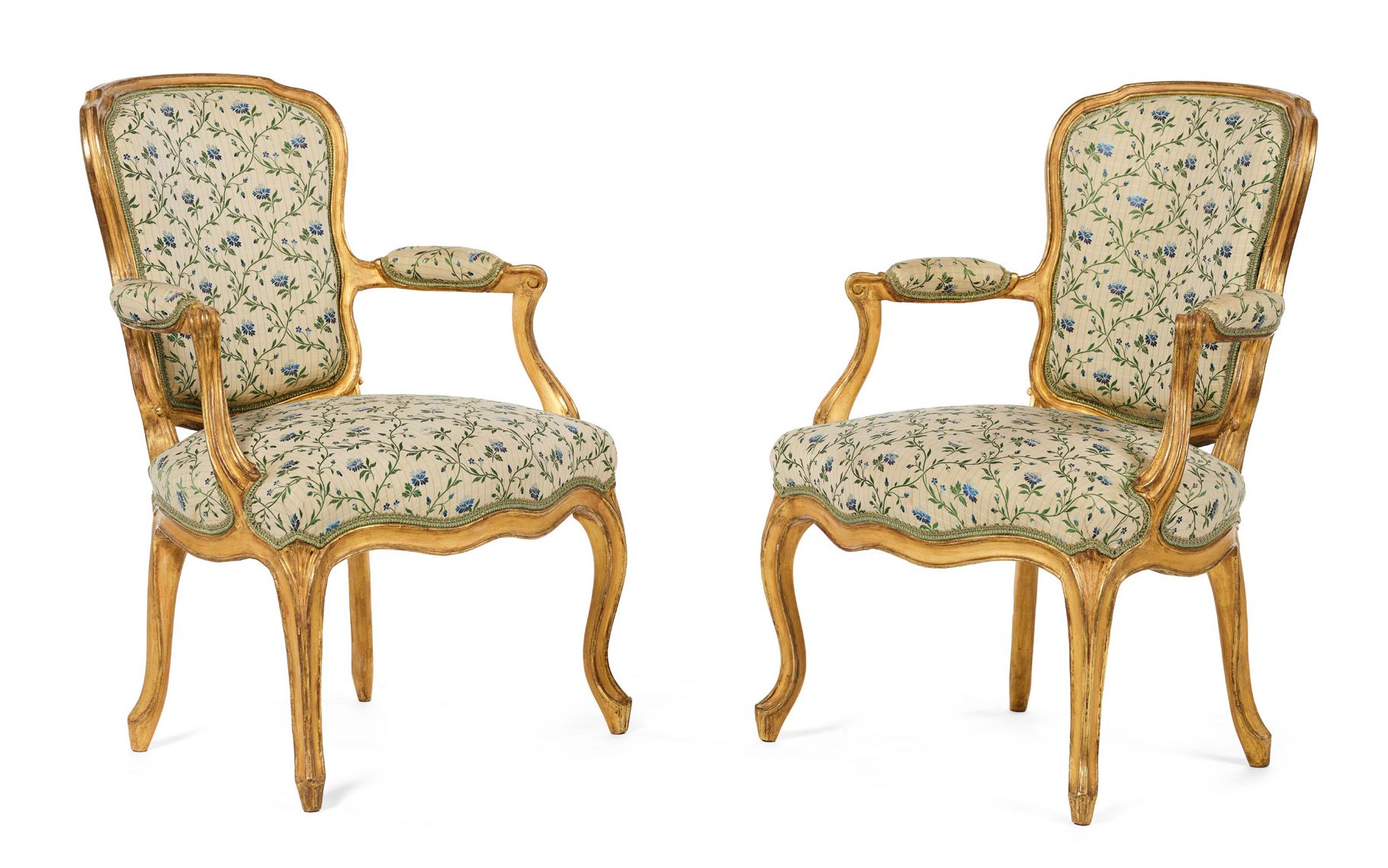 ATTRIBUÉ À NICOLAS-SIMON COURTOIS (REÇU MAÎTRE EN 1766) 一对模制和镀金的木制卡布利奥扶手椅，椅腿和椅臂呈&hellip;