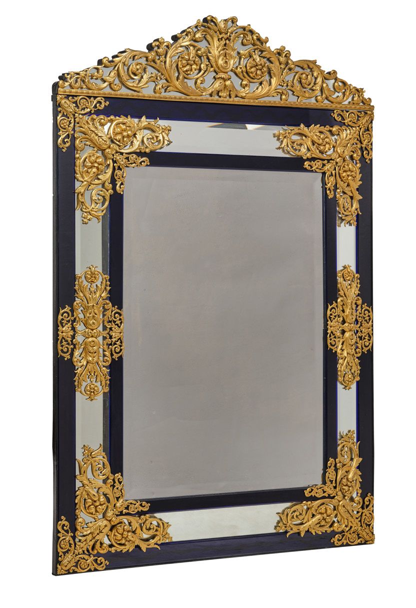 Null 大的长方形镜子，有踏板；蓝色的彩色玻璃和镀金的铜卷轴，19世纪。
高度 : 115 cm - 宽度 : 96 cm