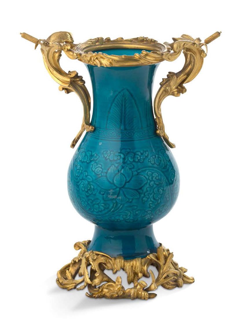 Null Vaso montato in porcellana cinese con decorazione incisa di fiori di loto e&hellip;