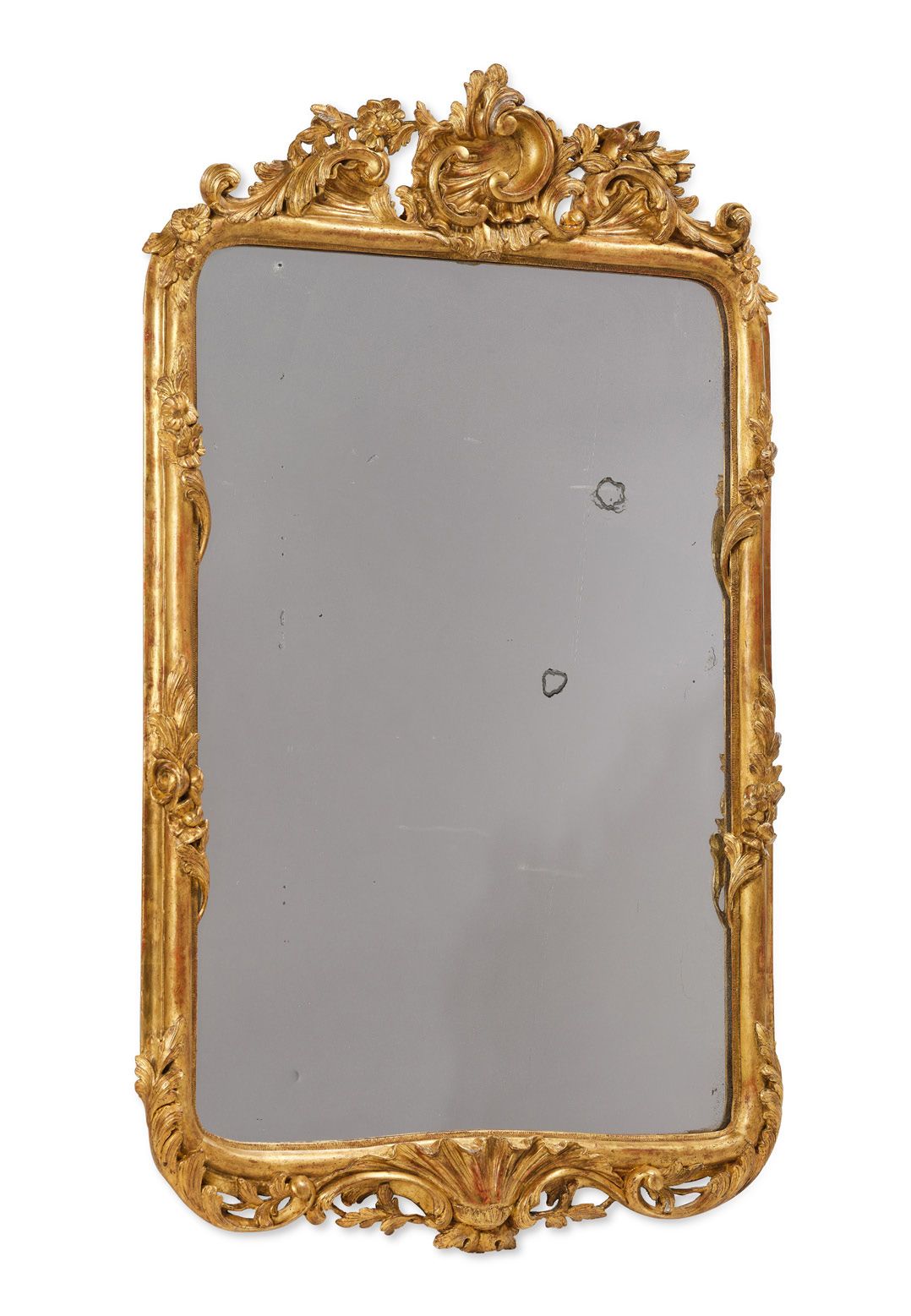 Null Espejo de madera dorada y tallada, decorado con una gran concha asimétrica &hellip;