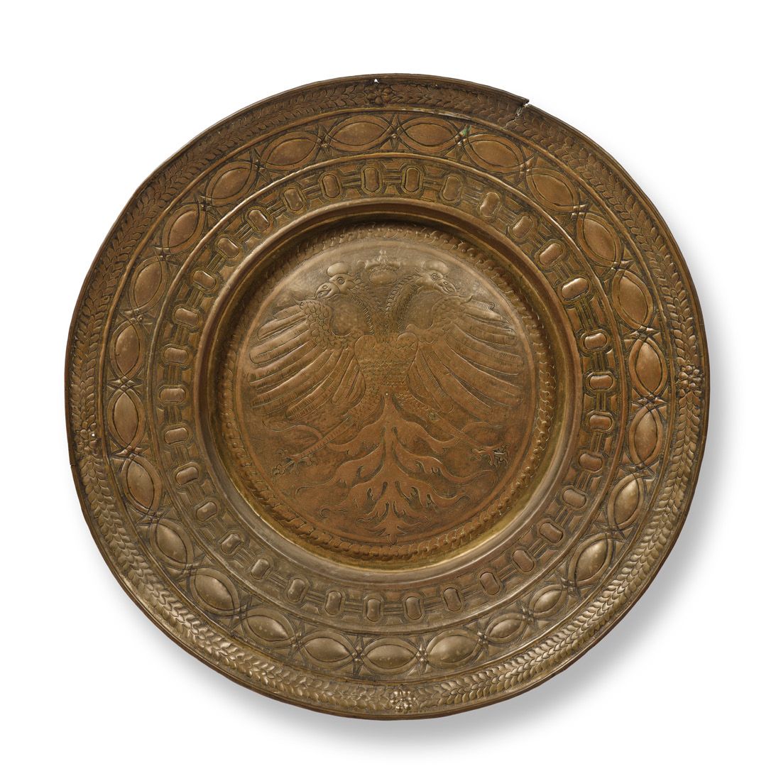 Null 黄铜材质的大型供奉平台，上面刻有双头鹰的图案。神圣罗马帝国，17世纪。
直径：56.5厘米（可见小事故）