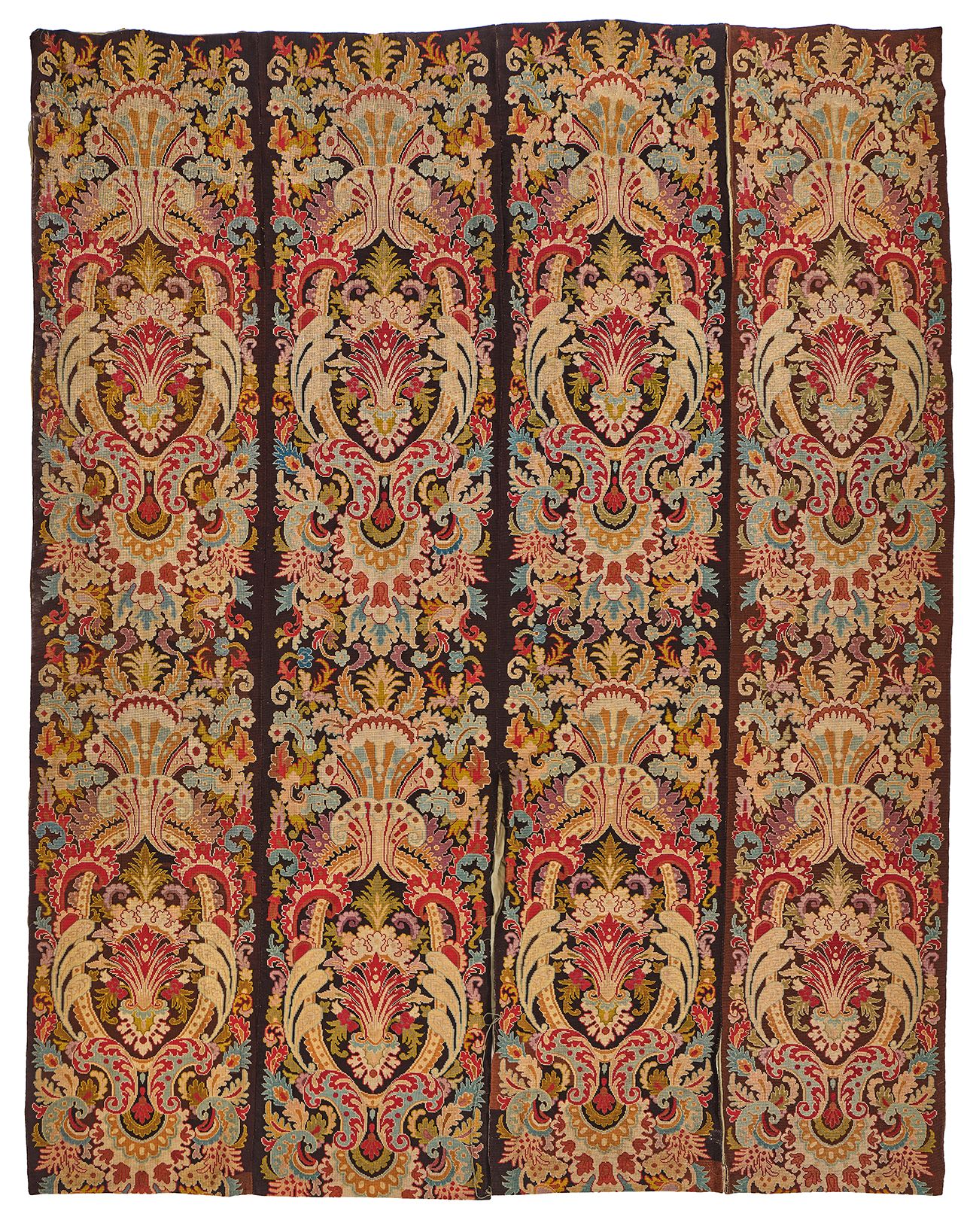 Null 一套四张挂毯，黑色背景上有卷轴、叶子和多色花的织锦。路易十四风格。
高度：2.96米 每块板的宽度：59厘米