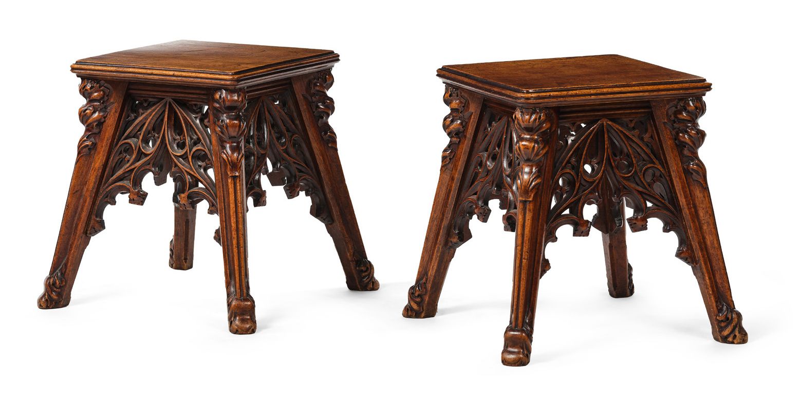 Null 一对胡桃木雕刻的近代哥特式桌椅。19世纪末。
高度 : 46 cm - 宽度 : 37 cm