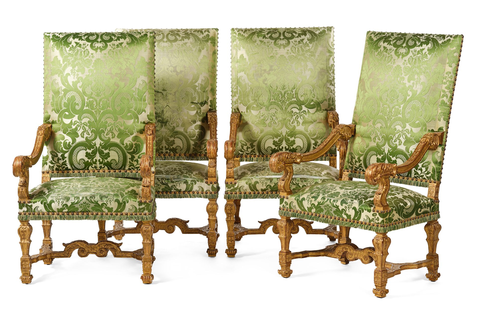 Null 一套四把椅子
用山毛榉和镀金的胡桃木制成，它们有一个非常高的长方形靠背，从那里升起的两个臂膀装饰着花朵、叶子和羊角花，最后是一个卷轴装饰的弯钩和一朵花&hellip;