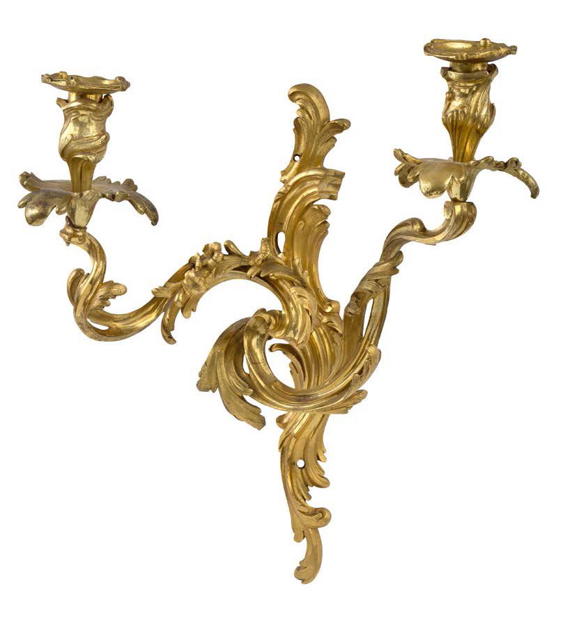 ATTRIBUÉE À JACQUES CAFFIERI (1678 - 1755) 一对铜雕和镀金的罗盖尔灯臂。它们各呈现两只手臂，并且是对称的：刺桐叶和花枝&hellip;