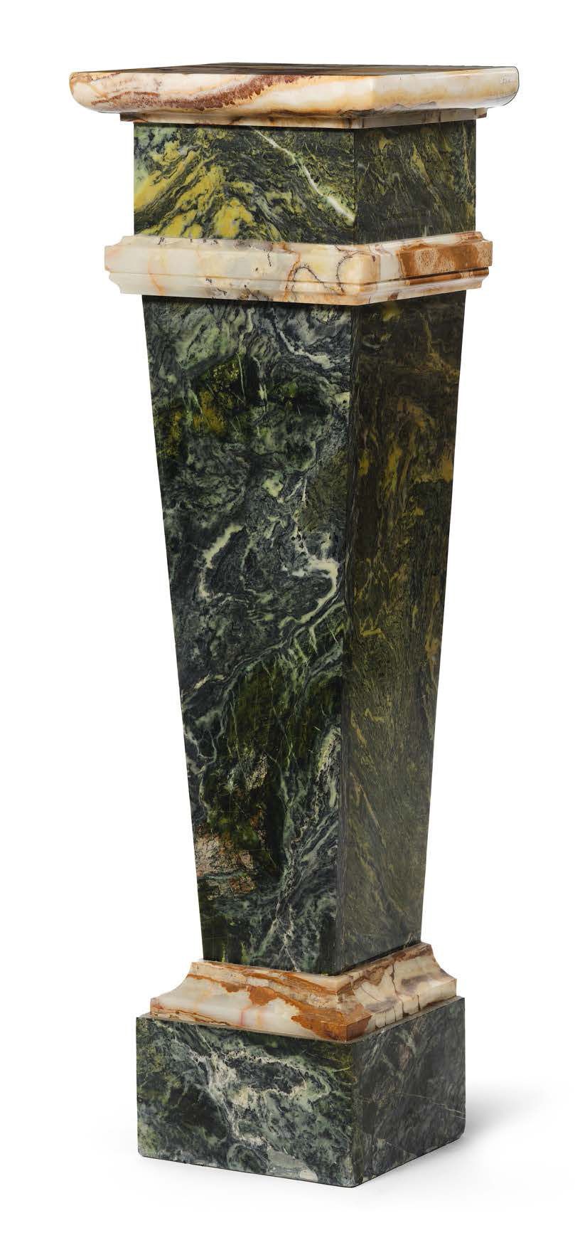 Null 一个大的爱尔兰绿色大理石和玛瑙高脚杯。19世纪。
高度：114厘米 - 宽度：36.5厘米 深度：30.5厘米