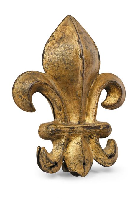 Null 镀金和打制的铜制格子花，用回纹处理。18世纪初。
高度：25厘米 - 宽度：20厘米 深度：5,5厘米（佩戴）
可以认为这个百合花曾经装饰在一个皇家住&hellip;