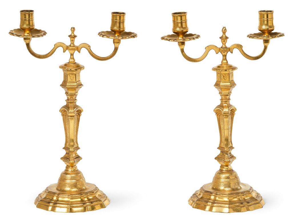 Null COPPIA DI FIAMME che formano candelabri con due bracci in bronzo dorato. La&hellip;