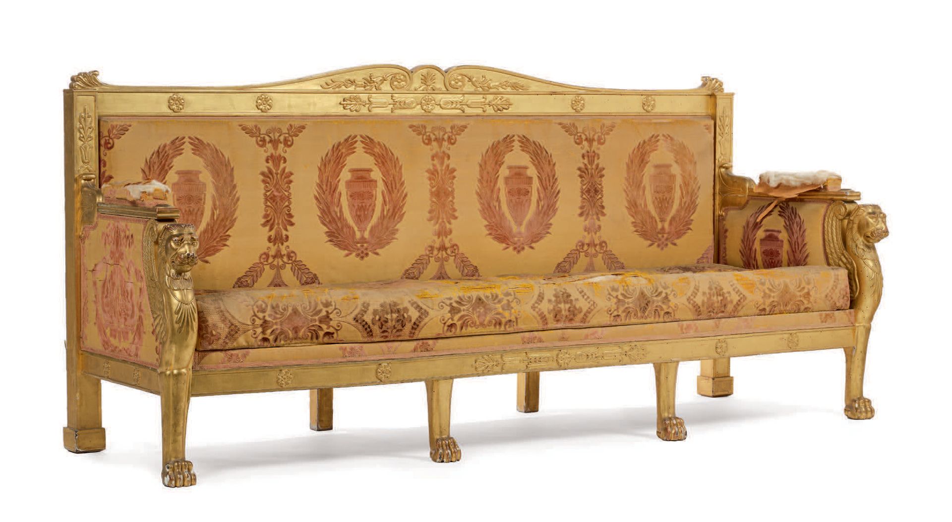 ATTRIBUÉ À PIERRE ANTOINE BELLANGÉ (1760-1844) 一个雕刻和镀金的木制沙发，扶手上有带翅膀的狮子。它以八条腿站立。前&hellip;