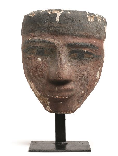 Null MASQUE DE SARCOPHAGE en bois peint polychrome représentant un visage sculpt&hellip;