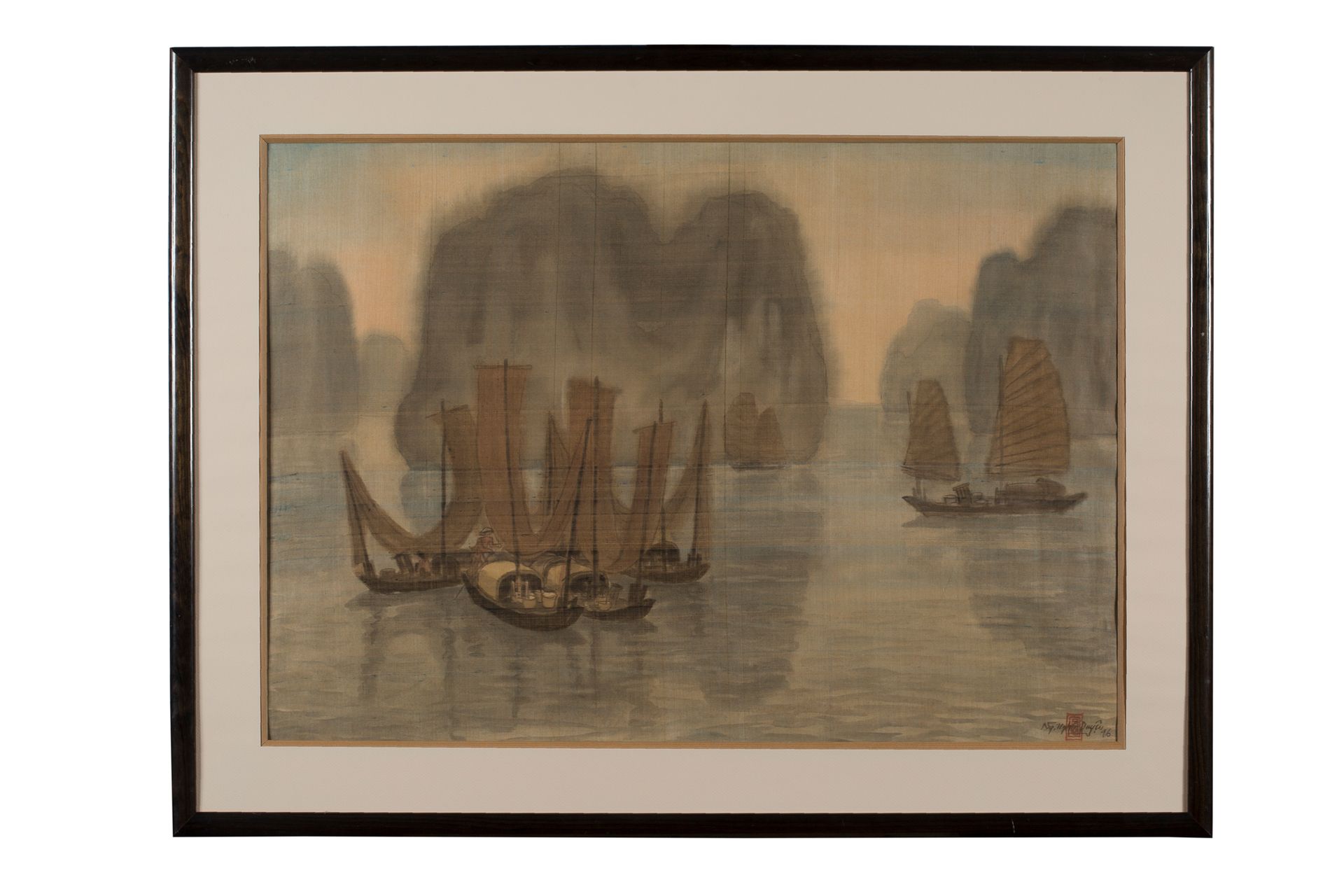 NGUYEN NGHIA DUYEN (né en 1943) 海湾里的强克和舢板，1996年
丝绸上的水墨和色彩，右下方有签名和日期
49,5 x 68 cm&hellip;