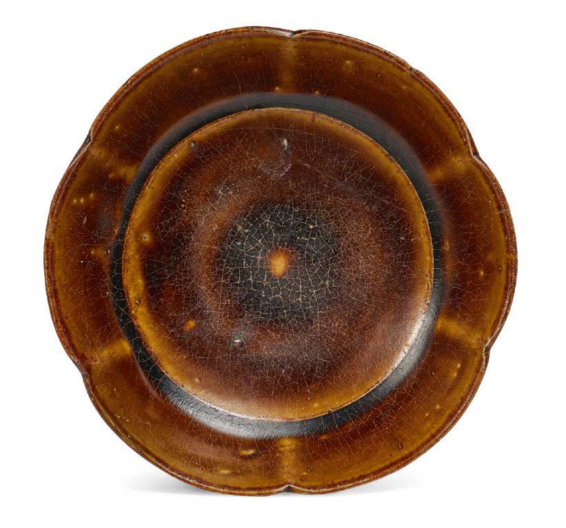 CHINE, FUJIAN DYNASTIE SONG (960-1279) Un piccolo piatto con coperchio marrone, &hellip;