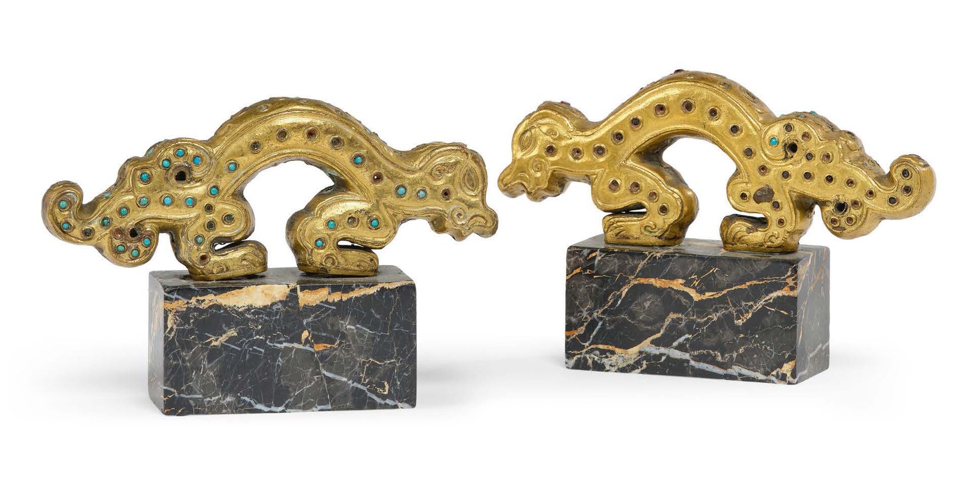CHINE DYNASTIE QING, XVIIIe SIÈCLE Paire d'éléments décoratifs en bronze doré re&hellip;