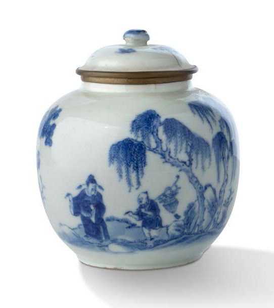 CHINE POUR LE VIETNAM XIXe SIÈCLE Pequeña vasija cubierta de porcelana azul y bl&hellip;
