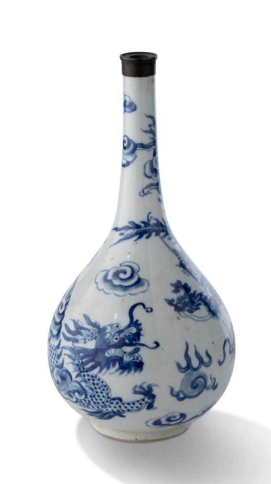 CHINE POUR LE VIETNAM XIXe SIÈCLE Flaschenvase aus blau-weißem Porzellan mit ein&hellip;