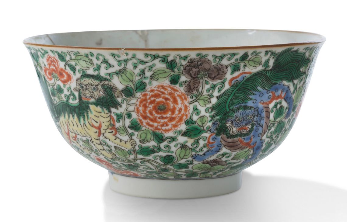 CHINE XIXe SIÈCLE Porcelain bowl with enamels of the green family decorated with&hellip;