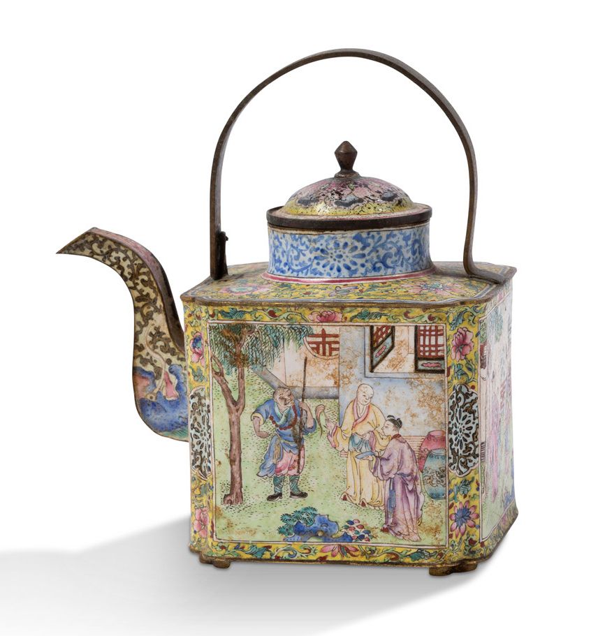 CHINE DYNASTIE QING, XVIIIe SIÈCLE Canton enamelled copper teapot, square in sha&hellip;