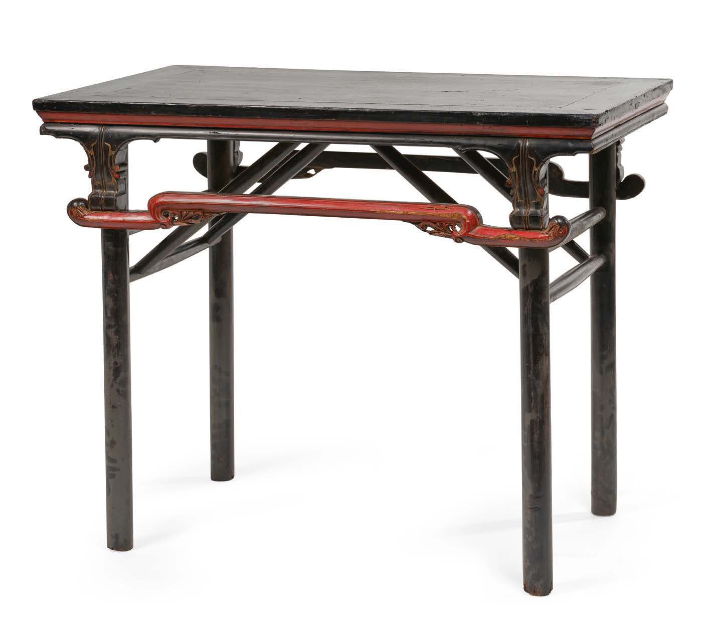 CHINE XIXe - XXe SIÈCLE Ingénieuse table pliante en bois laqué noir et rouge, re&hellip;