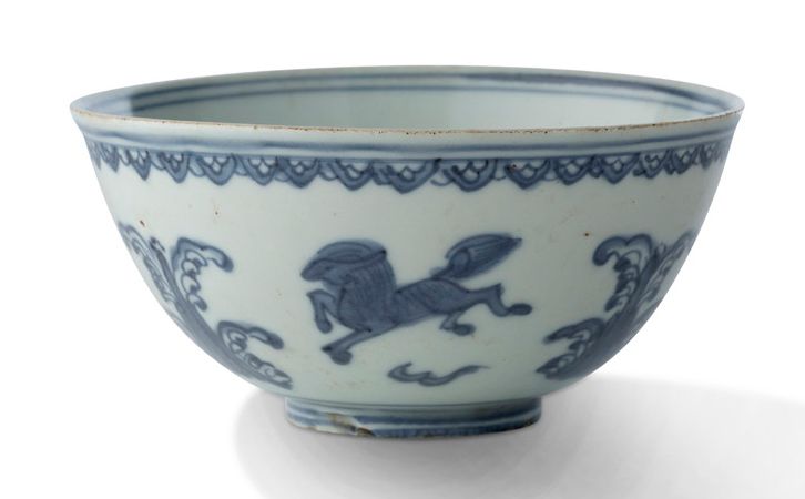 Null CINA 
DINASTIA MING, XVI secolo
Piccolo piatto in porcellana bianco-blu dec&hellip;
