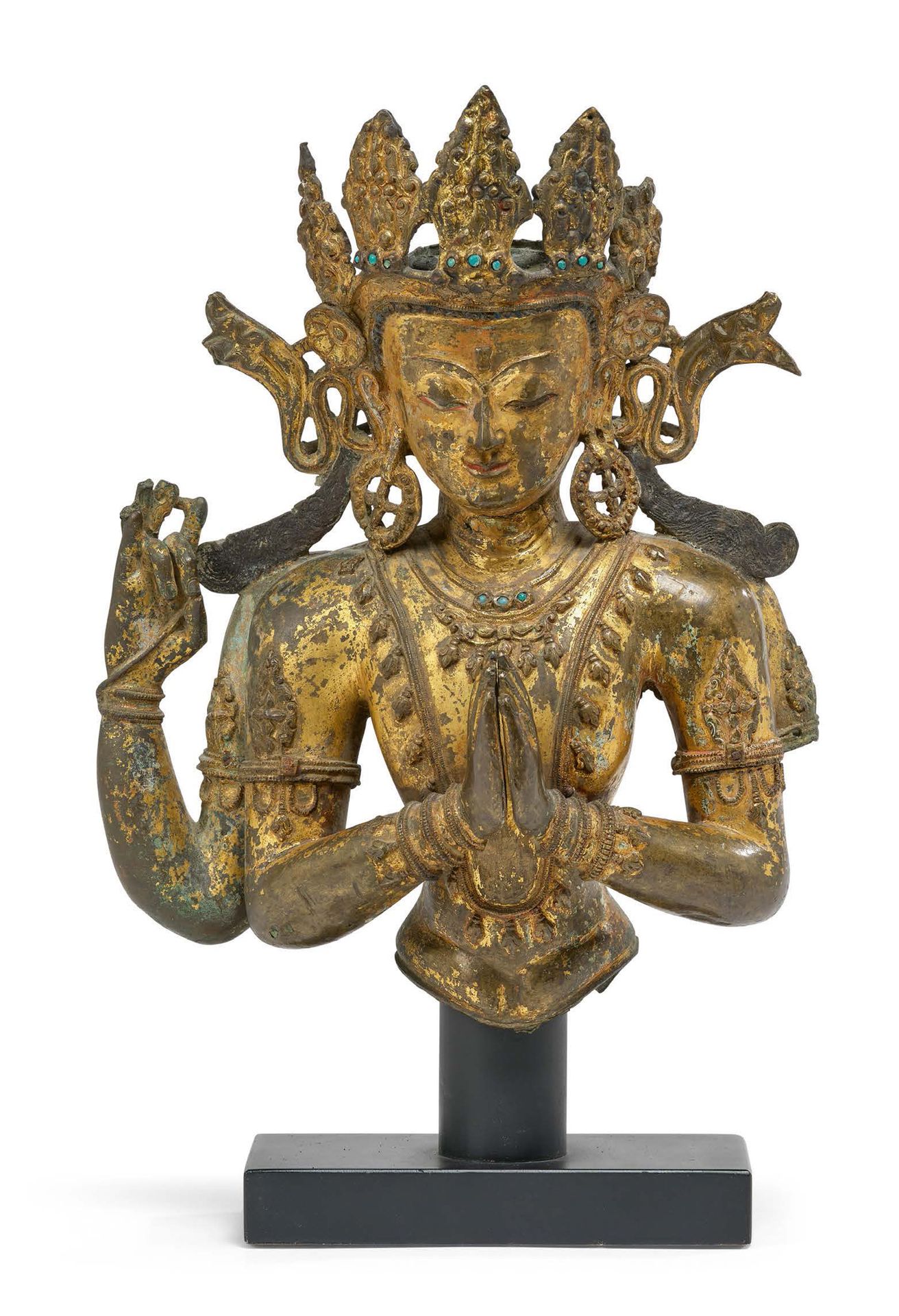 TIBET FIN DU XIVe - DÉBUT DU XVe SIÈCLE = 西藏地区 14世纪末至15世纪初
一尊重要的鎏金青铜四臂菩萨半身像