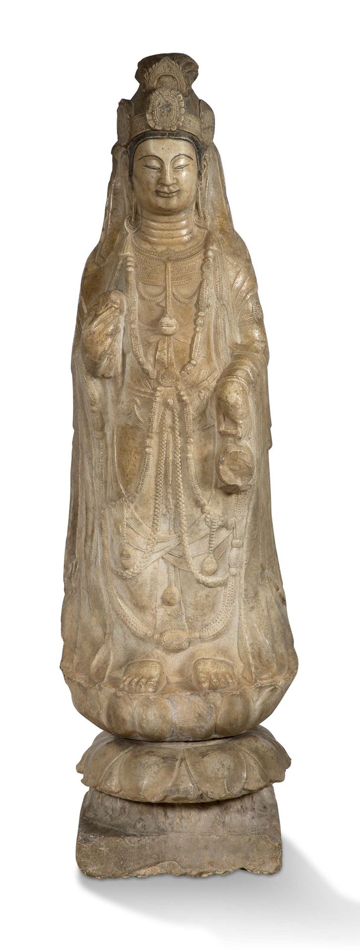 CHINE XVIIe SIÈCLE = Eccezionale statua in marmo bianco con patina beige sfumata&hellip;
