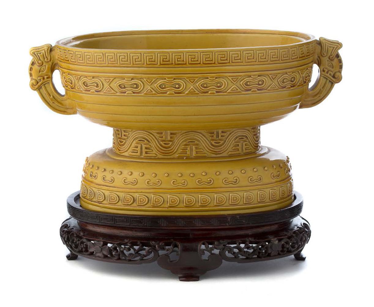 CHINE DYNASTIE QING, MARQUE ET ÉPOQUE QIANLONG (1735 - 1796) Rare paire de vases&hellip;
