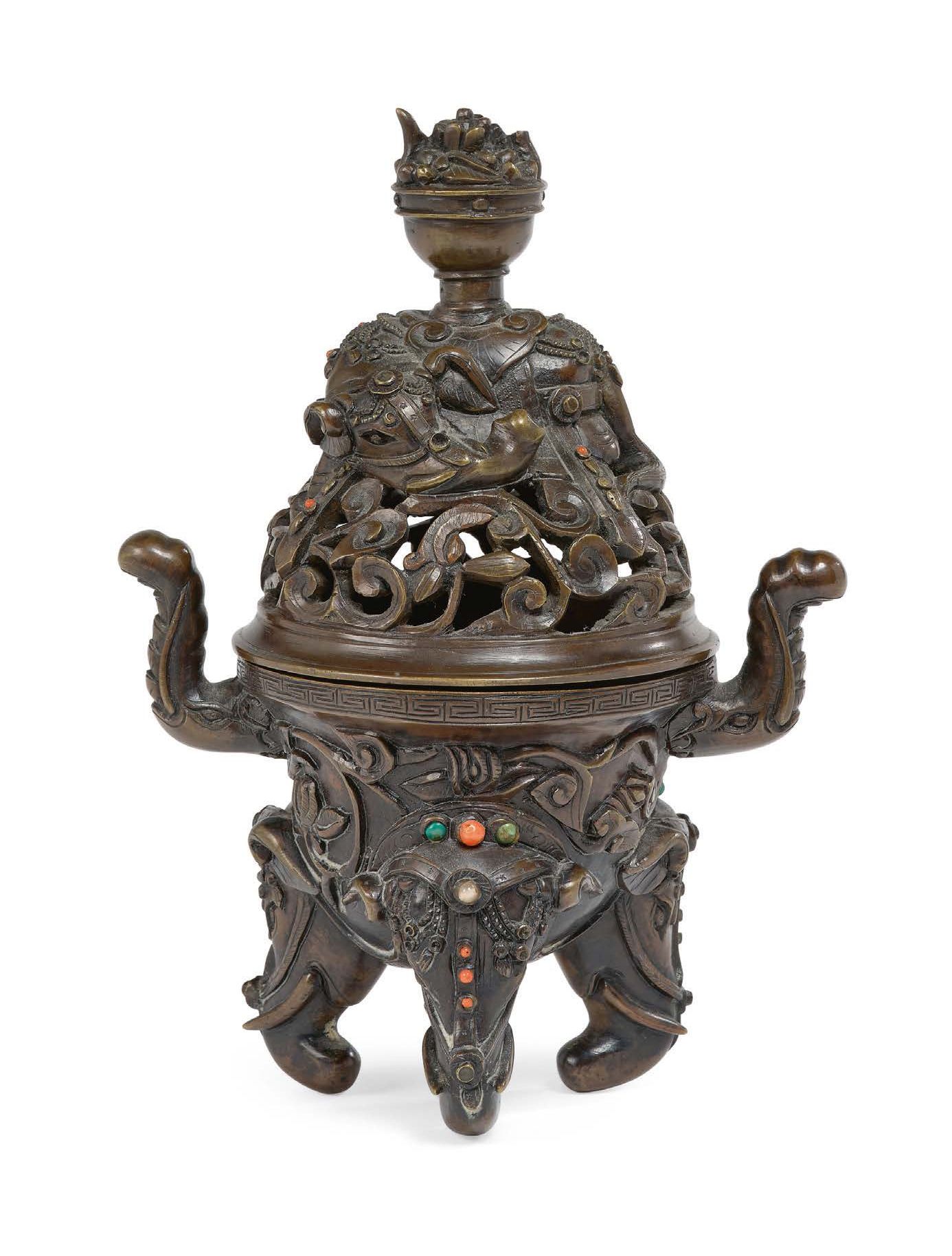 CHINE DYNASTIE QING, XIXe SIÈCLE Small covered incense burner made of bronze wit&hellip;