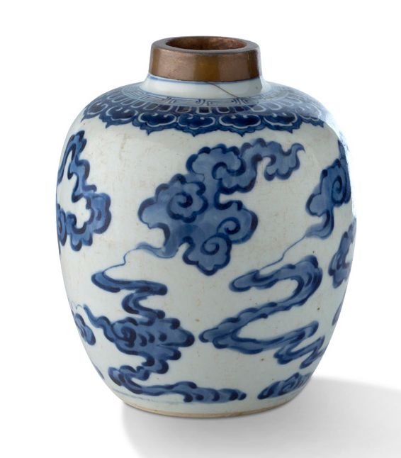 CHINE POUR LE VIETNAM XIXe SIÈCLE Small ovoid jar in blue-white porcelain decora&hellip;