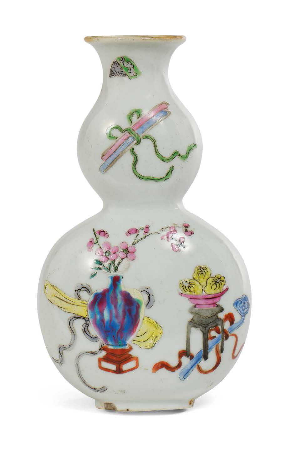 CHINE DYNASTIE QING, XIXe SIÈCLE Petit vase d'applique en porcelaine, reprenant &hellip;