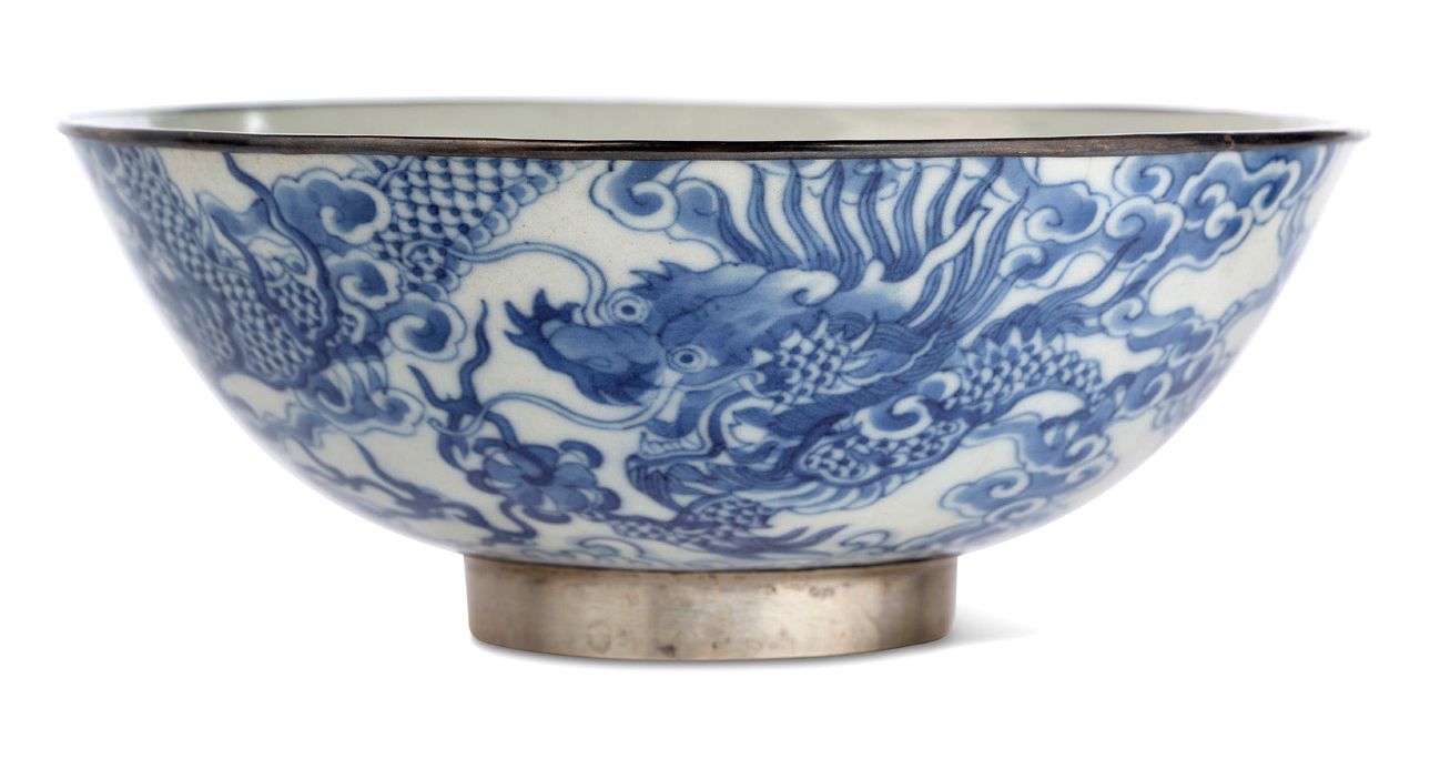 CHINE POUR LE VIETNAM DYNASTIE NGUYEN, XIXe SIÈCLE = Large blue-white porcelain &hellip;