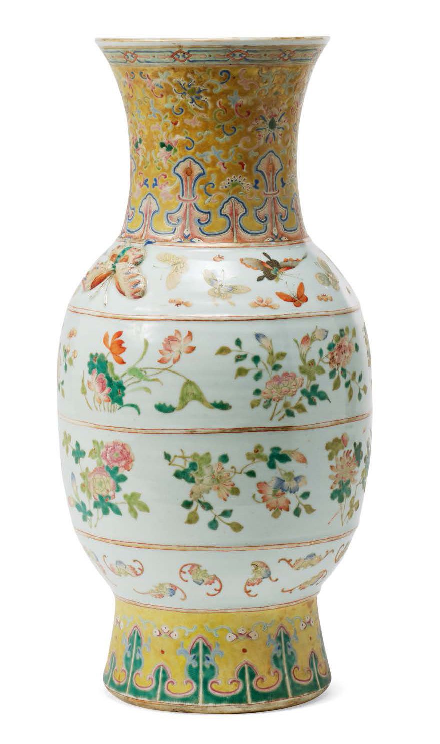CHINE DYNASTIE QING, FIN DU XIXe SIÈCLE Jarrón balaustre de porcelana Famille Ro&hellip;