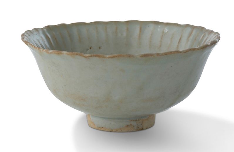 CHINE XIIIe - XIVe SIÈCLE 青釉压花陶碗
附：
蓝白釉小碗