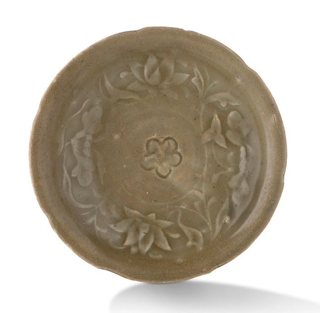 VIETNAM XIVe - XVe SIÈCLE Small stoneware dish with molded decoration of lotus u&hellip;