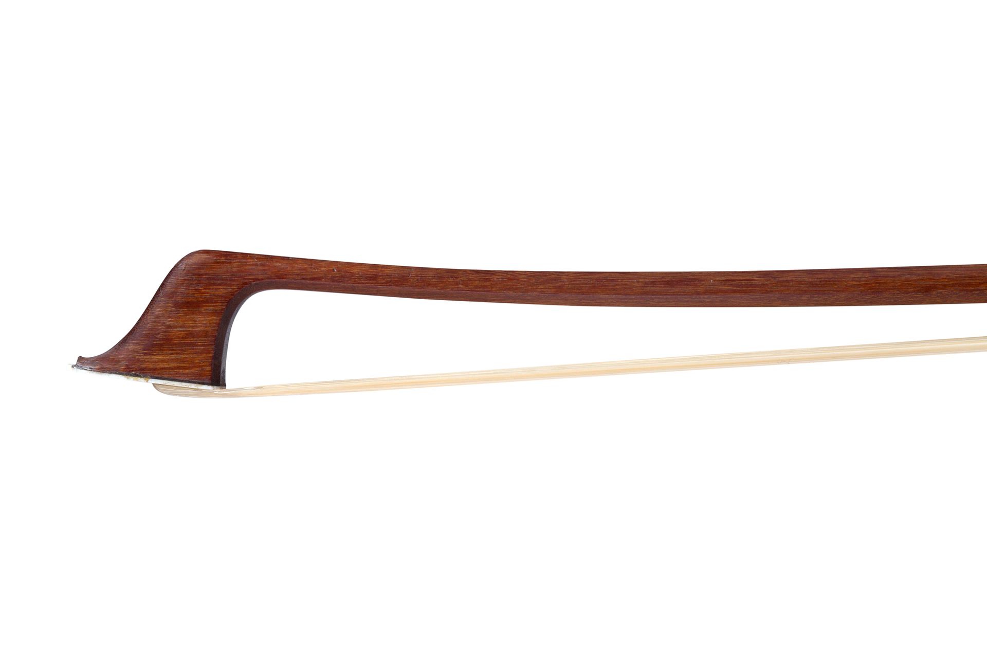 Null 维克多-弗朗索瓦-费蒂克的大提琴弓
约1925年，已签名
伯南布哥木制的八角形琴杆，乌木和银制琴头，全银按钮
状况良好
重量：74.3克。琴杆长度：6&hellip;