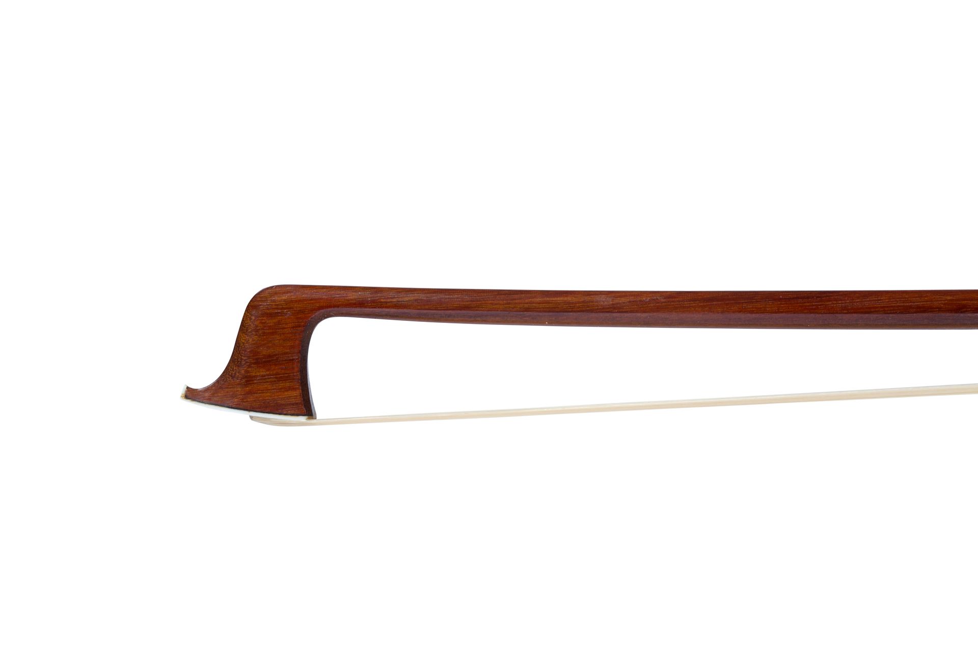 Null 弗朗索瓦-洛特的小提琴弓
约1950年
有签名的伯南布哥木棍，黑檀木和银质的青蛙和按钮
状况非常好，像新的一样，有原来的配件和盘子
重量：62.3克。&hellip;