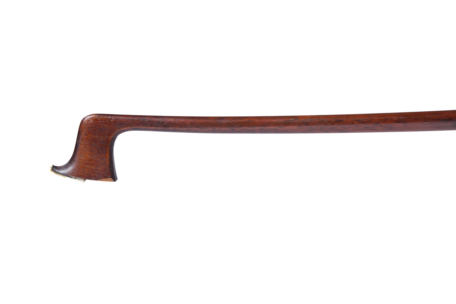 Null ~ 埃米尔-乌沙尔-佩尔的小提琴弓
约1920年，有铁的标记
伯南布哥的木棍，象牙和镍银的青蛙和按钮
弓子状况良好，弓头板丢失
重量：62.8克。琴杆&hellip;